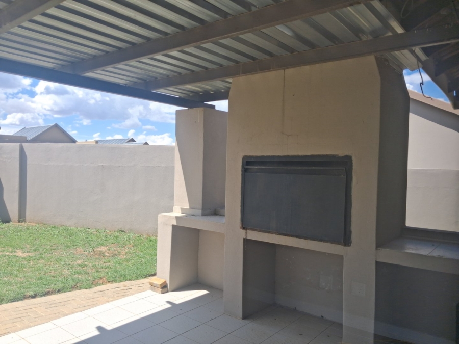 To Let 3 Bedroom Property for Rent in Hillside Free State